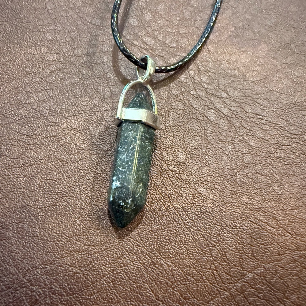 Elegant Black Stone Pendant Necklace